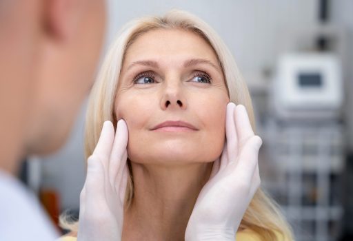 Paciente em avaliação para preenchimento facial ou bioestimulador de colágeno