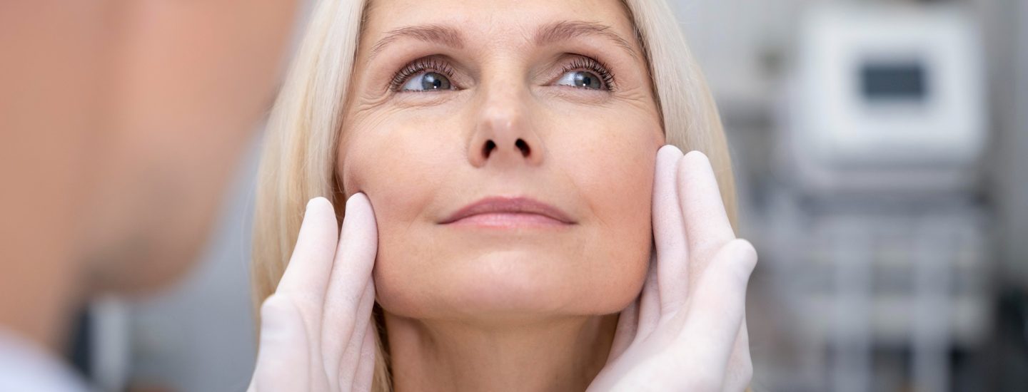 Paciente em avaliação para preenchimento facial ou bioestimulador de colágeno