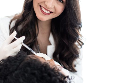 Dra Beatrice aplicando a toxina botulínica na testa de uma paciente