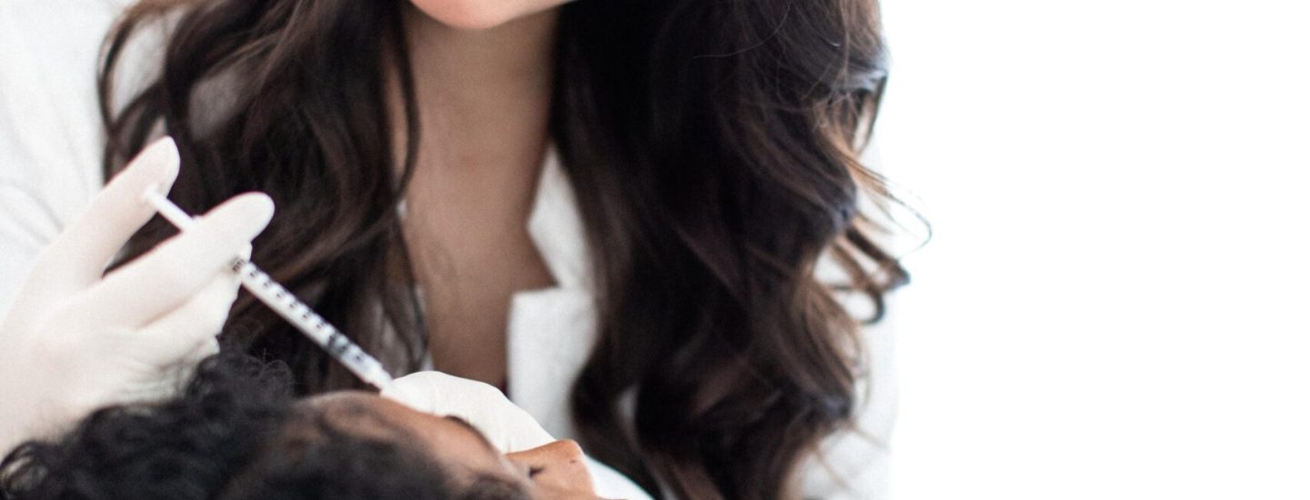 Dra Beatrice aplicando a toxina botulínica na testa de uma paciente