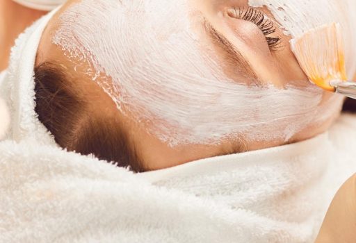 Aplicação do Lha La Peel em paciente durante tratamento facial dermatológico