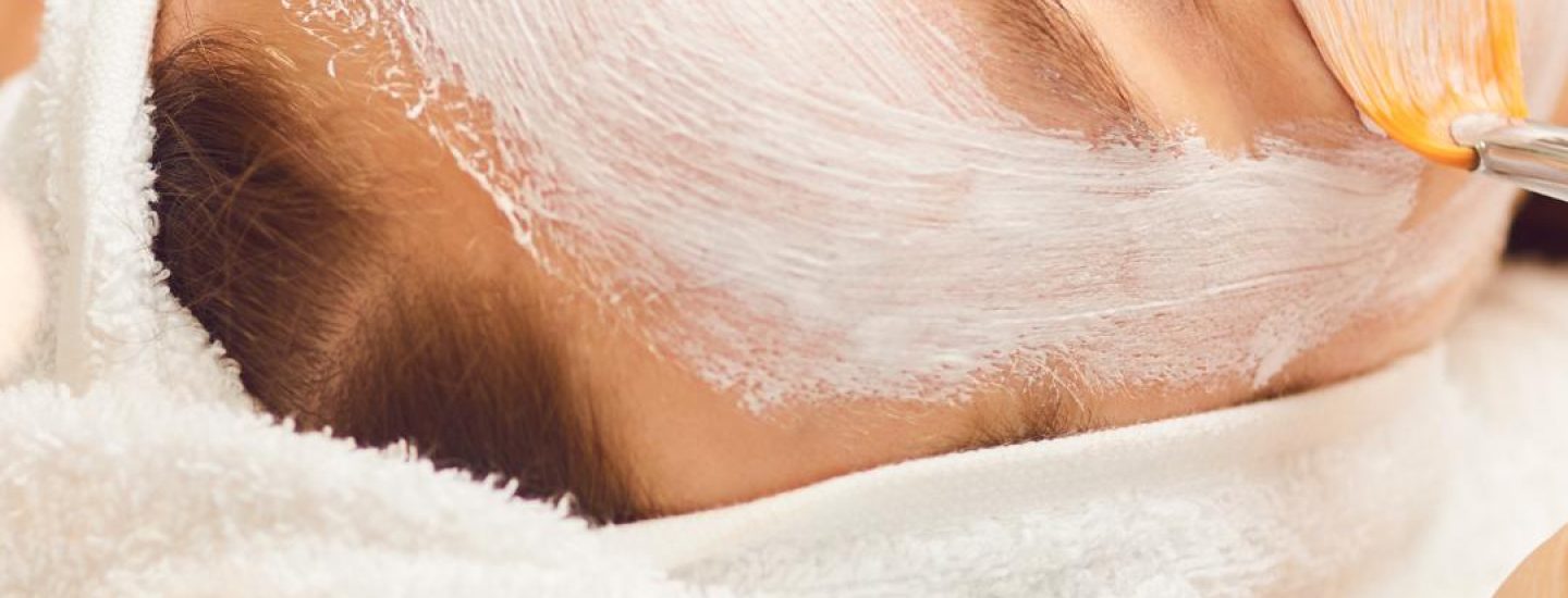 Aplicação do Lha La Peel em paciente durante tratamento facial dermatológico